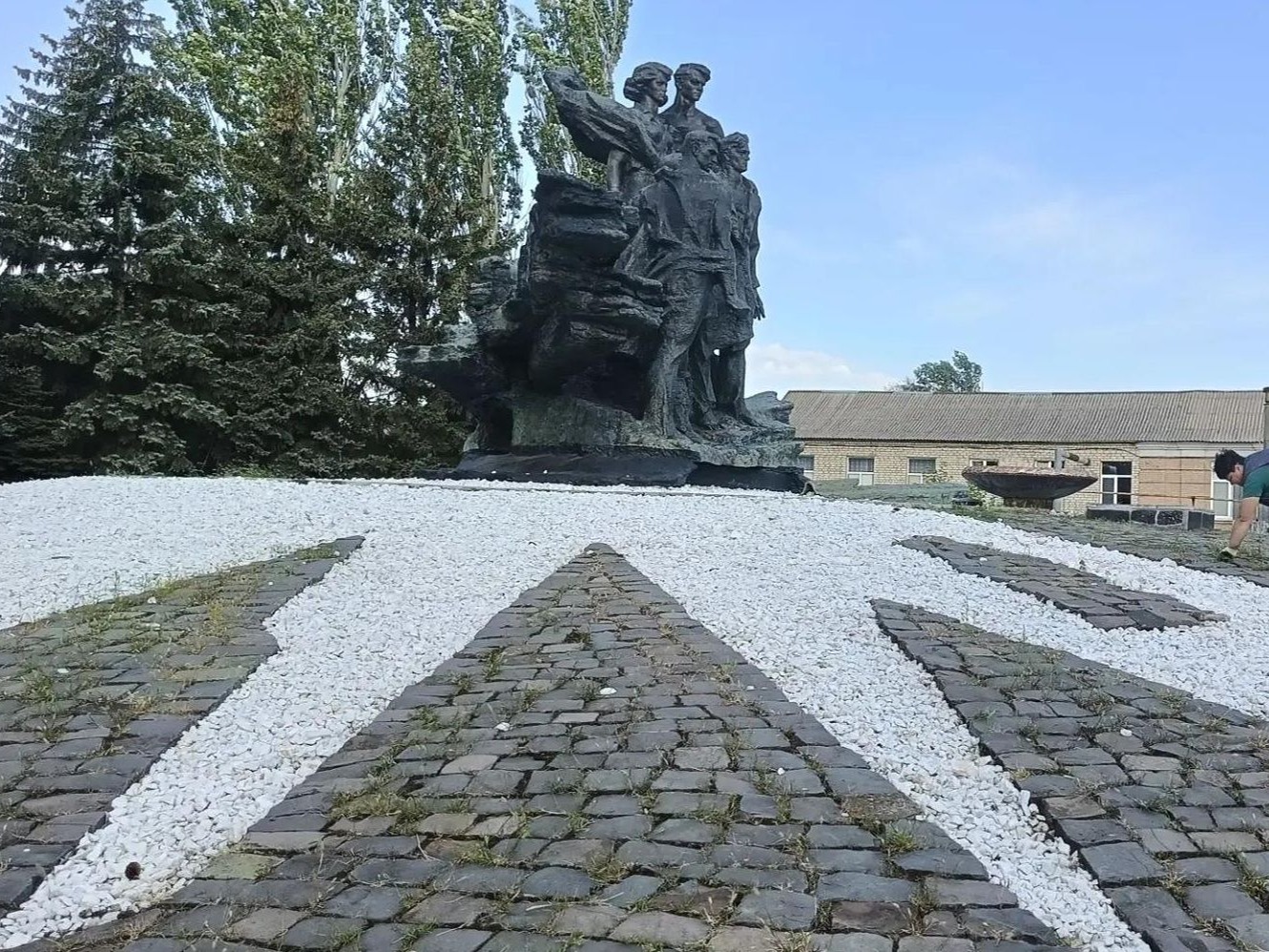 Благоустройство мемориального комплекса.