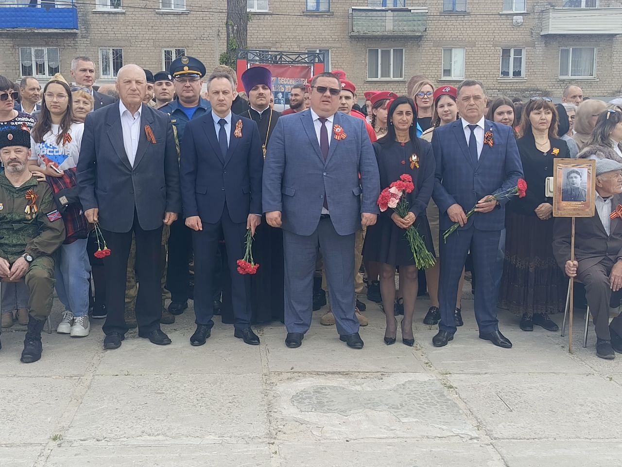 Торжественный митинг состоялся в Ровеньках ко Дню Победы.