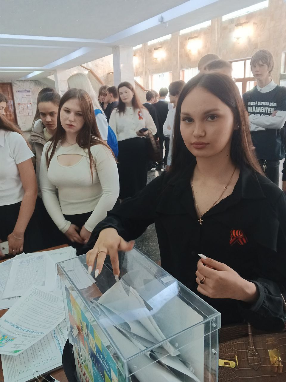 Обучающиеся старших классов и педагоги Ровеньковской гимназии № 1 им. Г. С. Шонина приняли участие в Всероссийском голосовании.