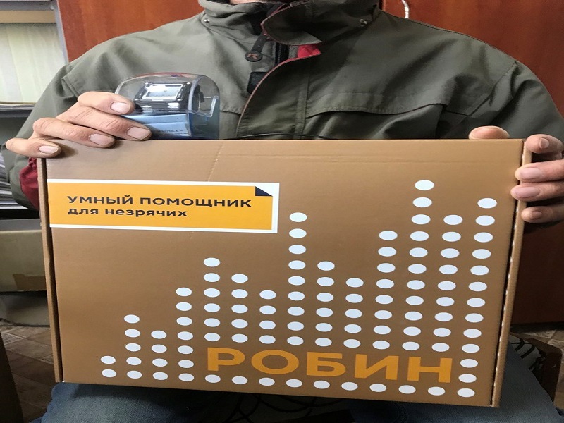 В городе Ровеньки выдают технические средства реабилитации инвалидам.