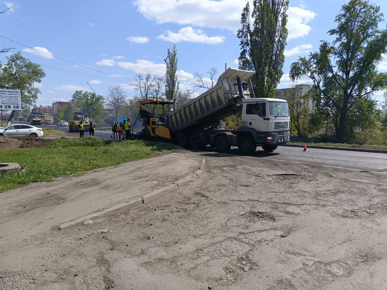 В городе Ровеньки начат ремонт участков дорог.