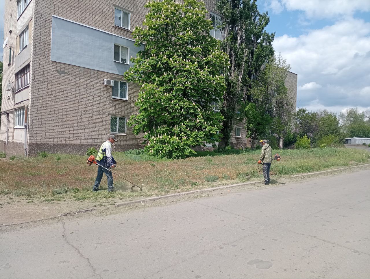 В Ровеньках продолжаются работы по благоустройству.