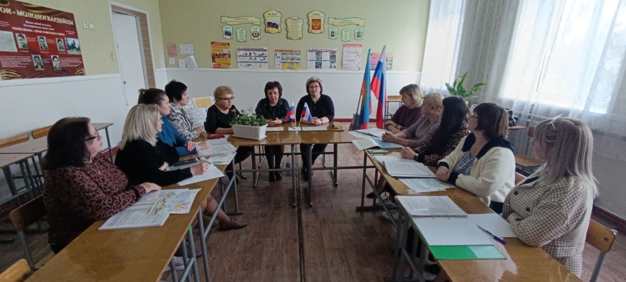 В Ровеньковской школе № 7 им. С.Ф. Пирогова состоялся семинар - практикум с классными руководителями.