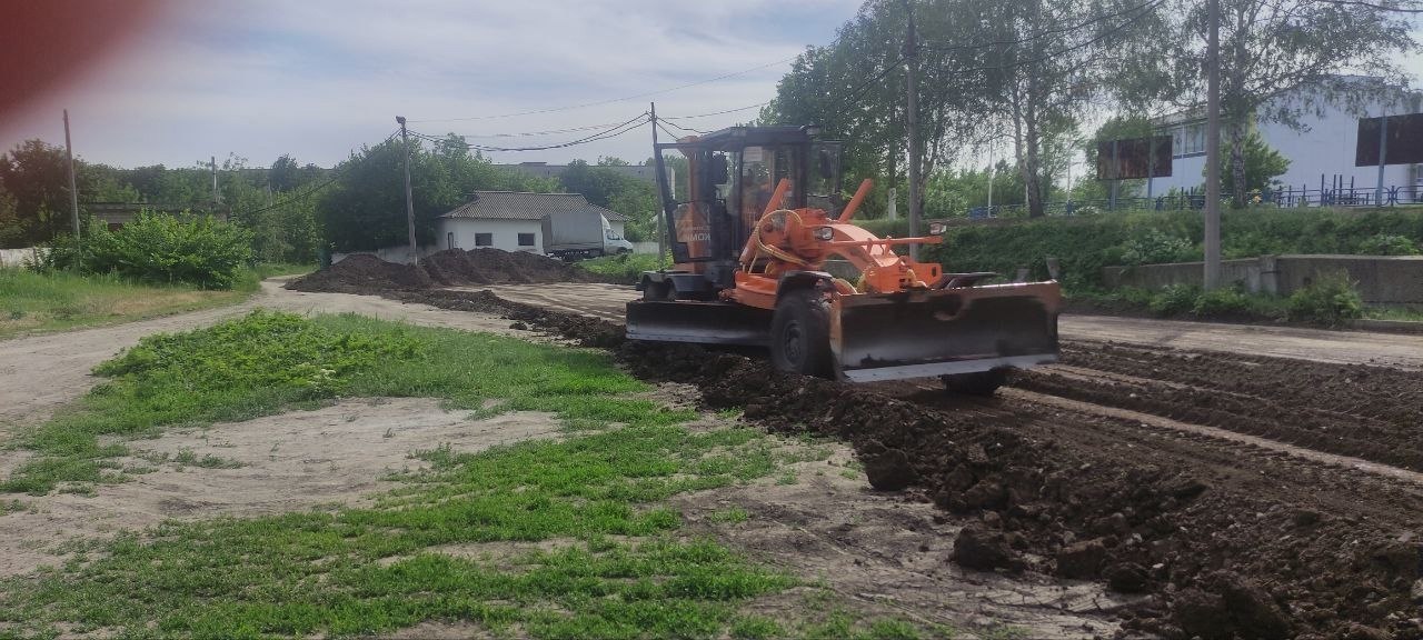 На стадионе «Авангард» выполняются работы по благоустройству территории.