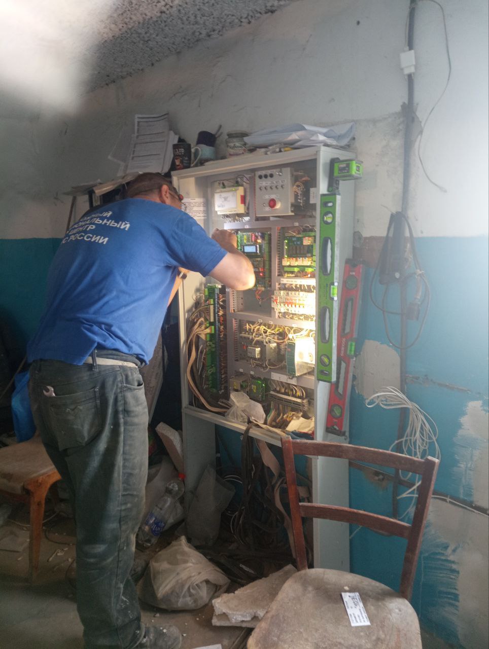 В Ровеньках продолжаются работы по замене лифтового оборудования.