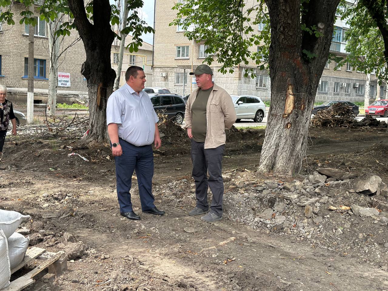 В Ровеньках продолжаются работы по благоустройству аллеи по улице Ленина.