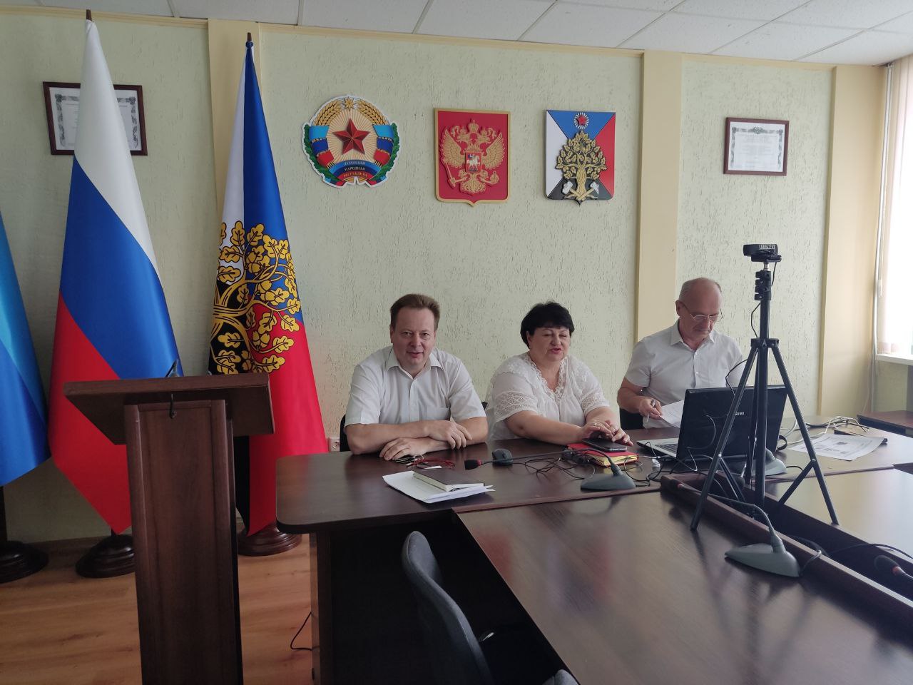 Совещание в режиме видео-конференц-связи.
