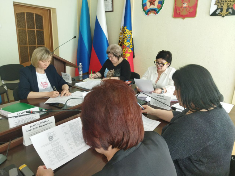 Заседание городской комиссии по делам несовершеннолетних и защите их прав.. Заседание городской комиссии по делам несовершеннолетних и защите их прав..
