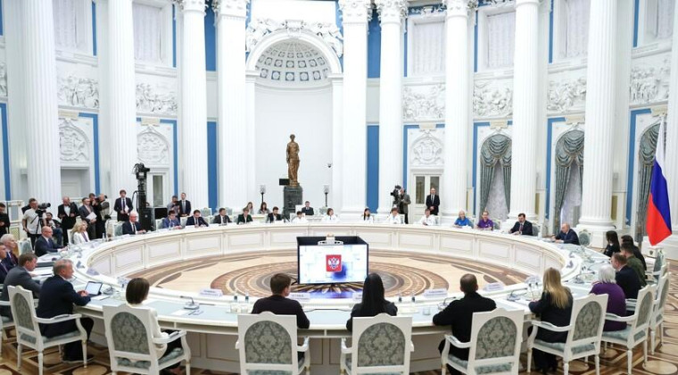 Путин дал старт второму сезону конкурса «Это у нас семейное». Путин дал старт второму сезону конкурса «Это у нас семейное».