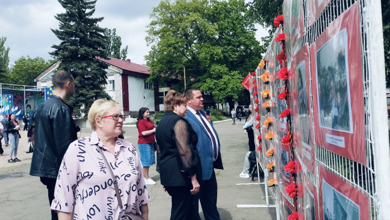 В Парке культуры и отдыха им. Героев города Ровеньки состоялось открытие передвижной выставки. В Парке культуры и отдыха им. Героев города Ровеньки состоялось открытие передвижной выставки.